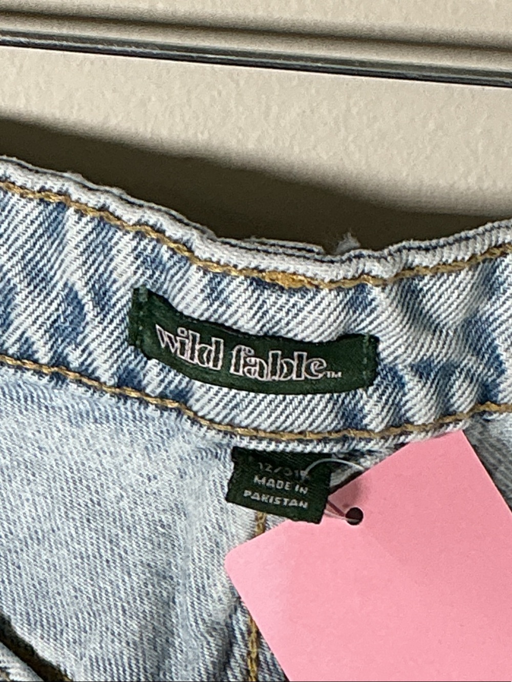 Wild Fable High Rise Mom Jean Shorts Light Wash Denim Size 12/31 - Picture 3 of 7
